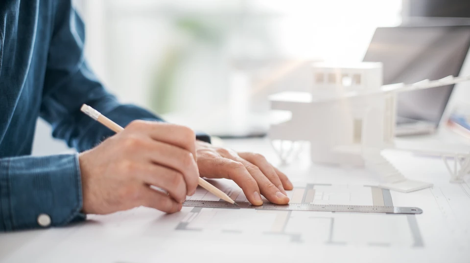 Architecte professionnel travaillant au bureau, il dessine et fait des mesures sur un plan de projet, un concept d'ingénierie et d'architecture