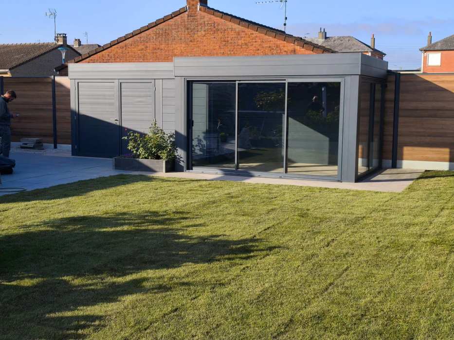 Extension de jardin moderne, bardage composite gris anthracite, toiture plate
