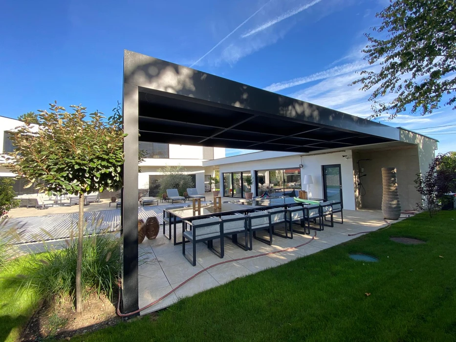 Terrasse extérieure moderne avec pergola bioclimatique à lames orientables noires, structure aluminium thermolaqué noir mat