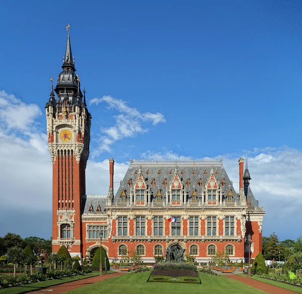 Vue caract&eacute;ristique de Calais montrant des &eacute;l&eacute;ments architecturaux ou paysagers embl&eacute;matiques de la ville (fa&ccedil;ades du front de mer, architecture portuaire traditionnelle, ou perspectives urbaines de la commune), en lumi&egrave;re naturelle claire, accompagn&eacute;e d'une maison r&eacute;sidentielle locale moderne avec une structure m&eacute;tallique int&eacute;gr&eacute;e (carport, pergola ou portail en m&eacute;tal) visible en avant-plan ou contexte, capturant &agrave; la fois l'environnement local et l'application concr&egrave;te des solutions de m&eacute;tallerie de HC CONCEPT dans la r&eacute;gion, sans texte ni overlay visible.