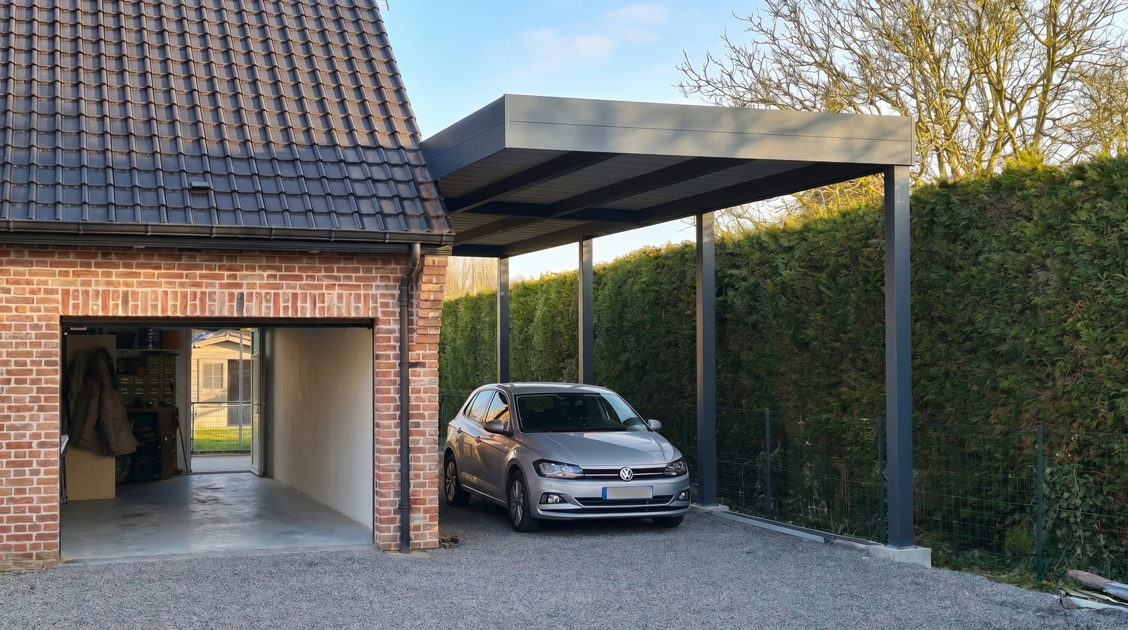 Terrasse extérieure résidentielle avec pergola métallique grise et filet de protection anti-chute