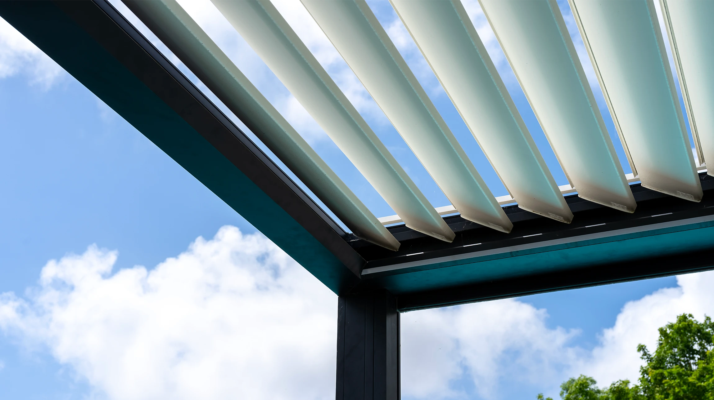 Extérieur résidentiel moderne avec pergola contemporaine à structure métallique anthracite et toiture plate