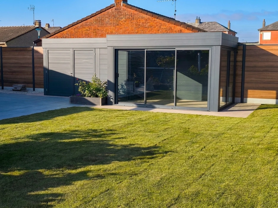 Ingénieur de structure et architecte et contremaître travailleur avec des plans discutent, abonnement travaillant pour le chantier de construction en plein air